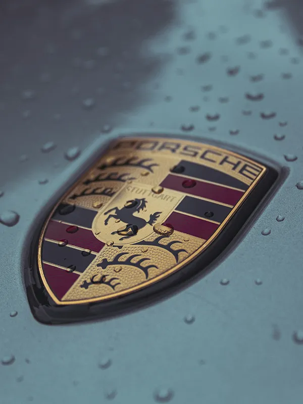 Vue du blason de la Porsche Macan 4 électrique à l'occasion de sa sortie