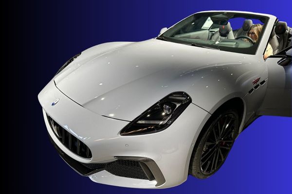 Vue avant de la Maserati grancabrio Folgore Trofeo - Découvrez nos offres de leasing pour véhicules de luxe